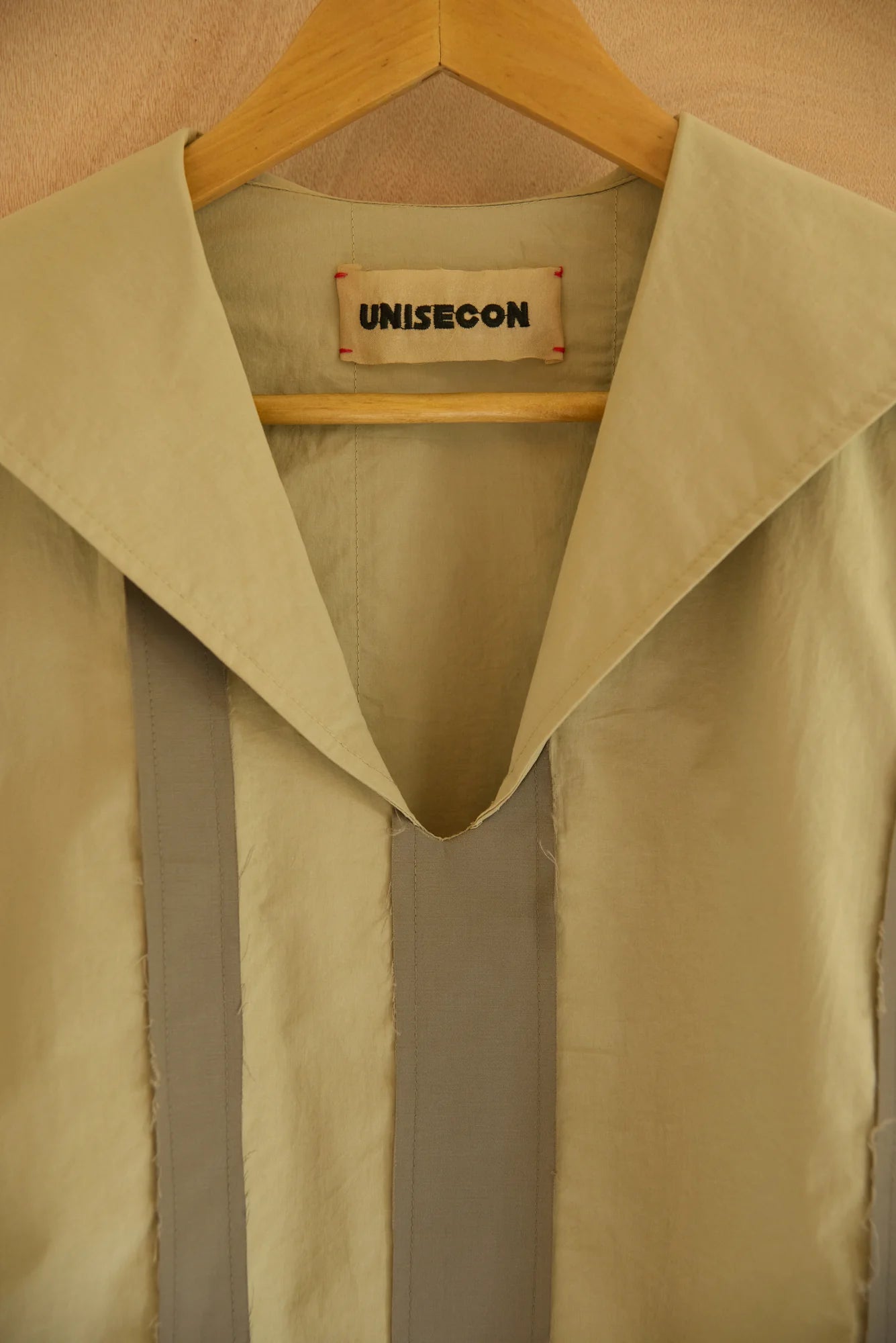 UNISECON Sally top in taupe/olive, detail view