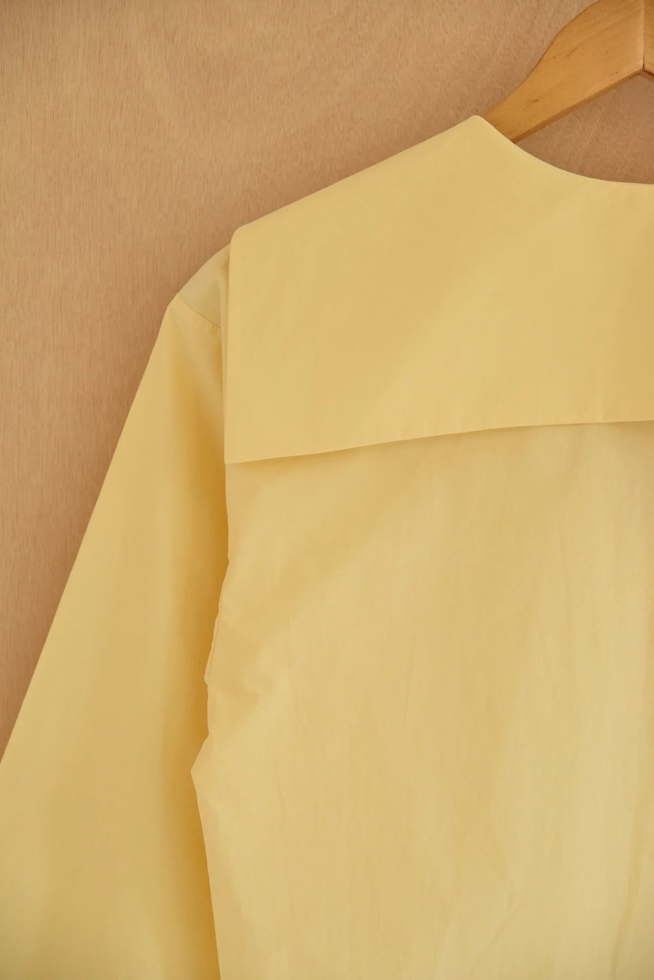 UNISECON Sally top in yellow, detail view