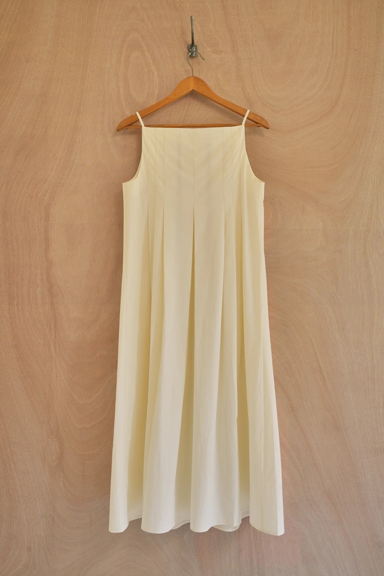 UNISECON Sharrina dress in cream, back view