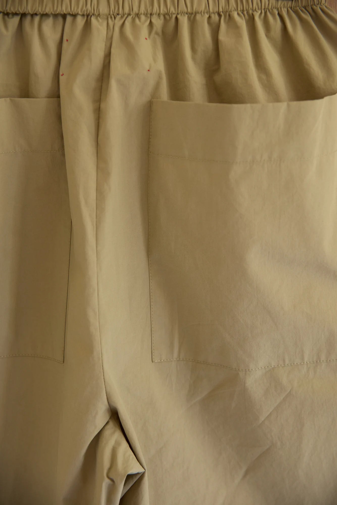 UNISECON Shay pants in taupe, detail view