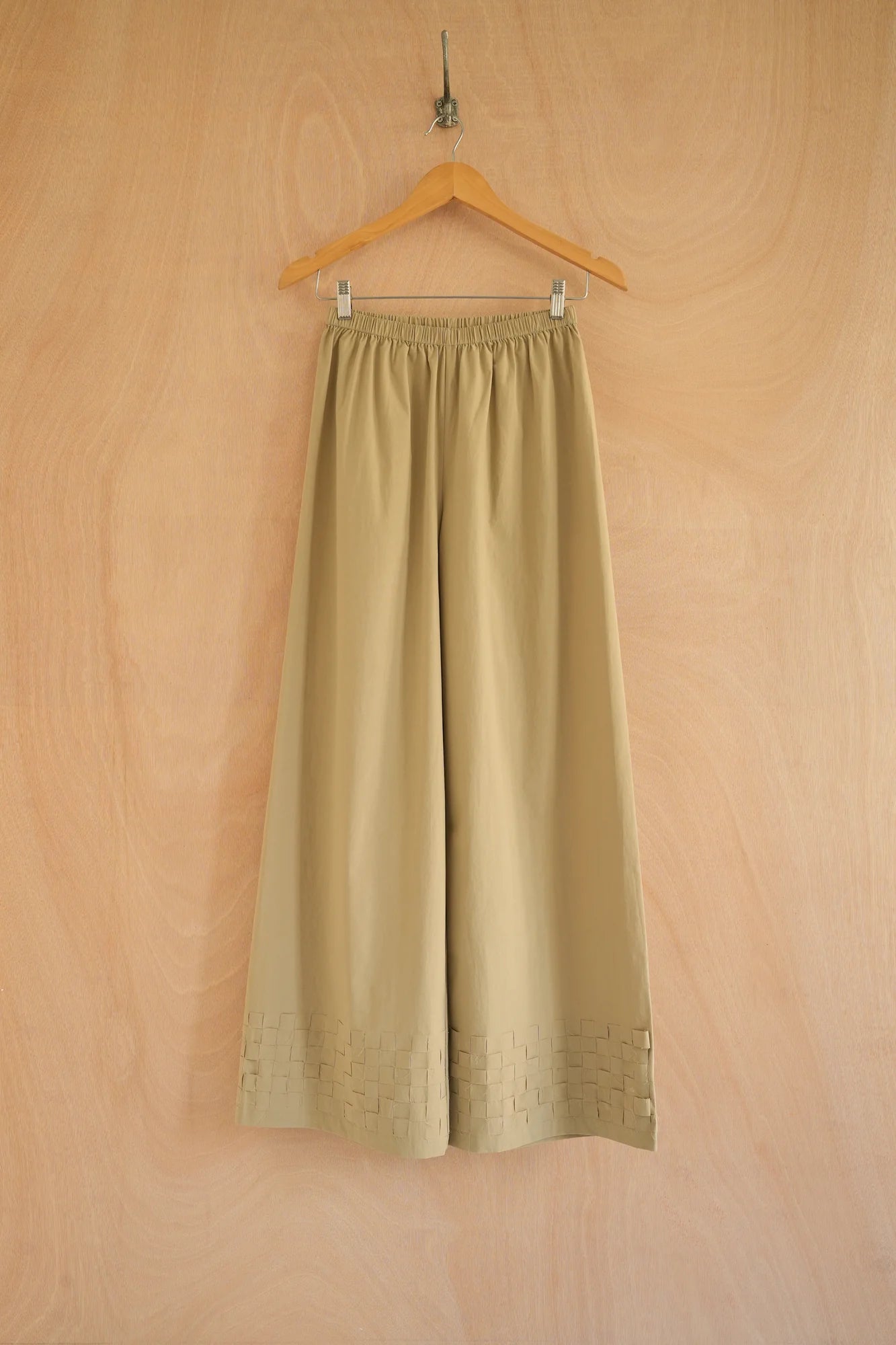 UNISECON Shay pants in taupe, front view
