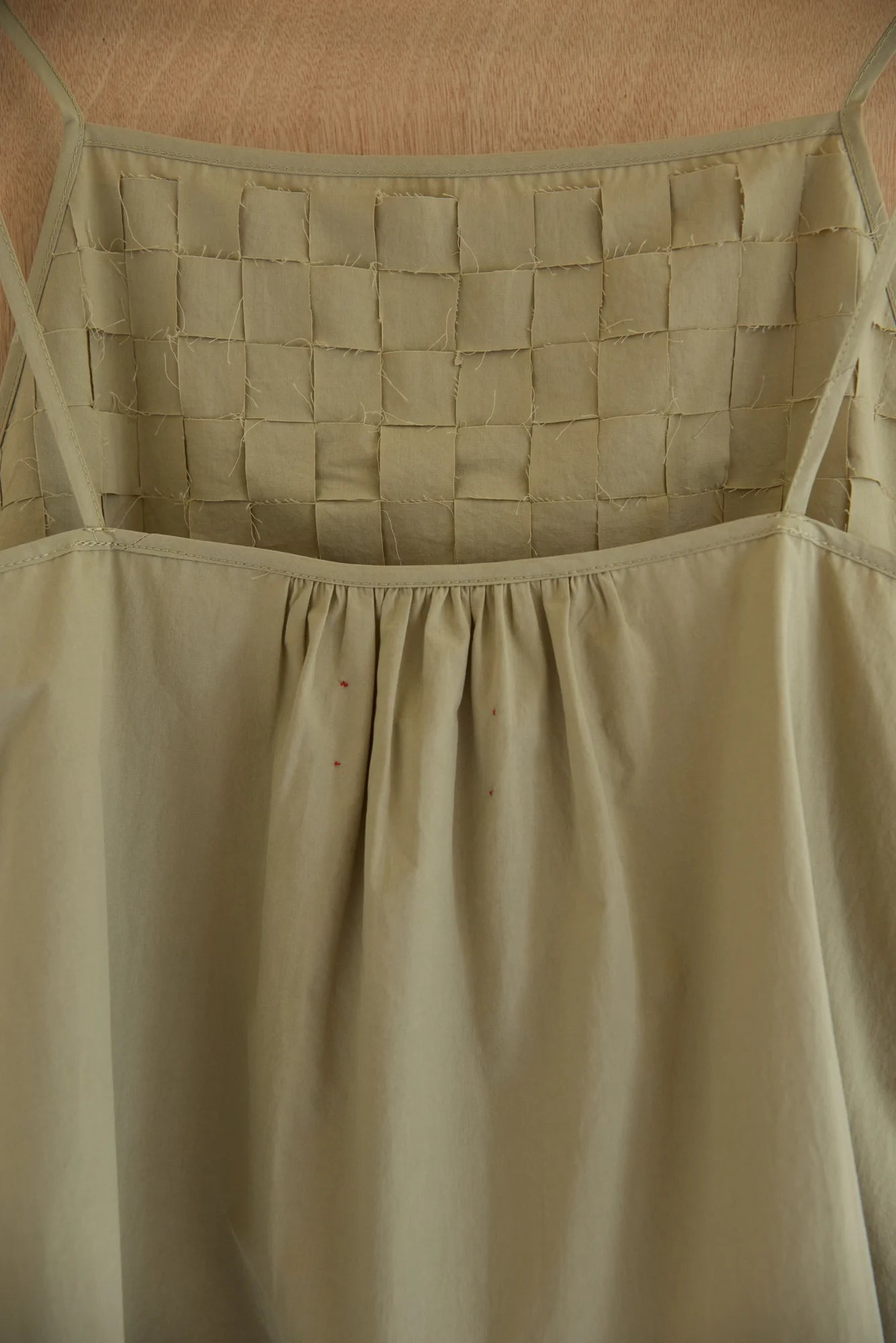 UNISECON Suri top in taupe, detail view 01