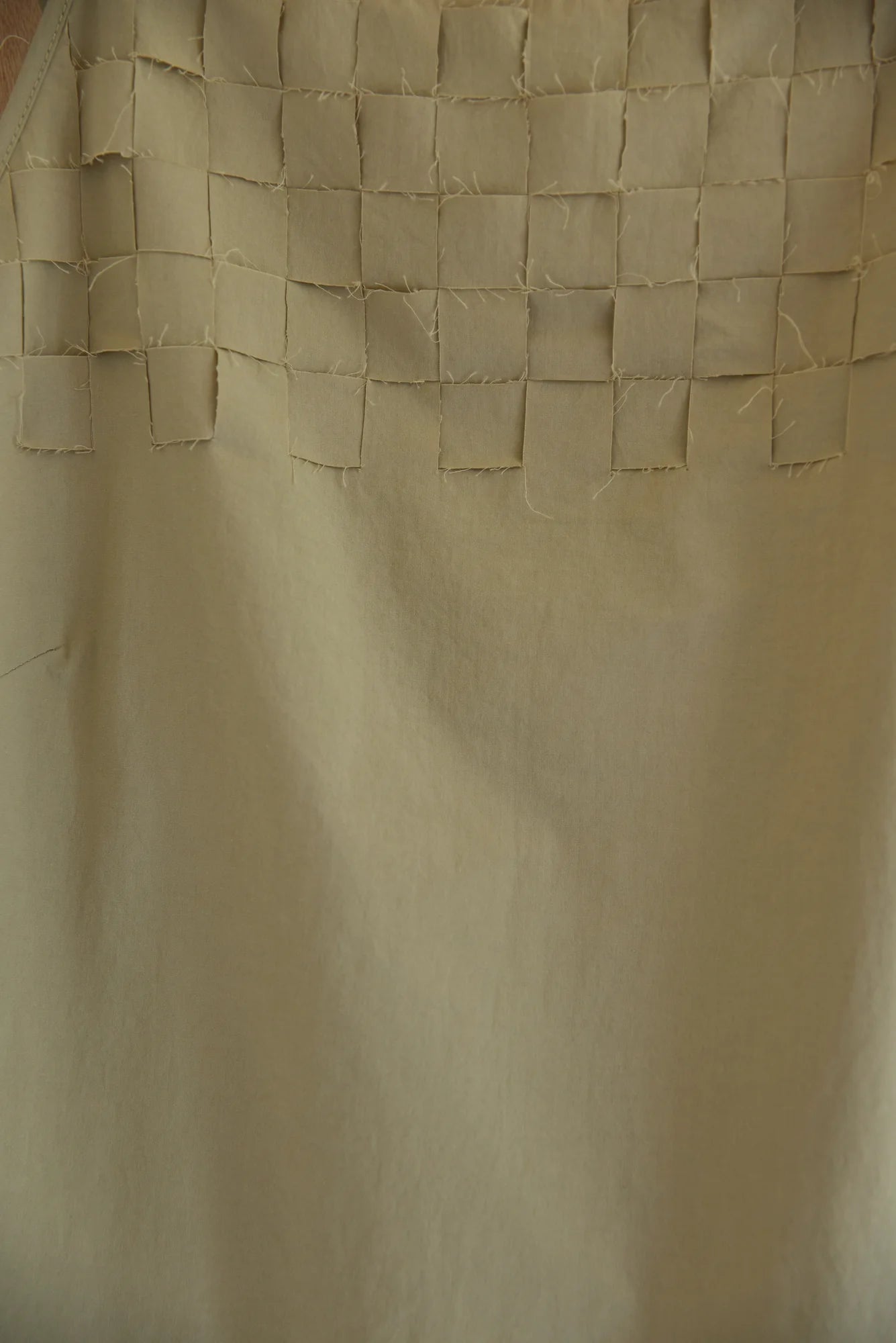 UNISECON Suri top in taupe, detail view 02