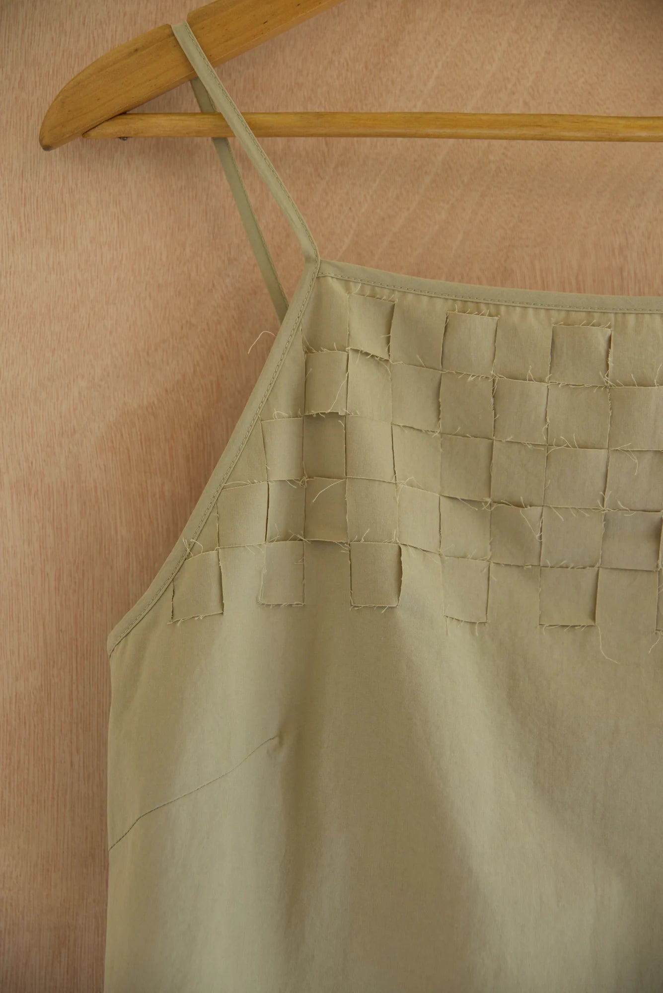 UNISECON Suri top in taupe, detail view
