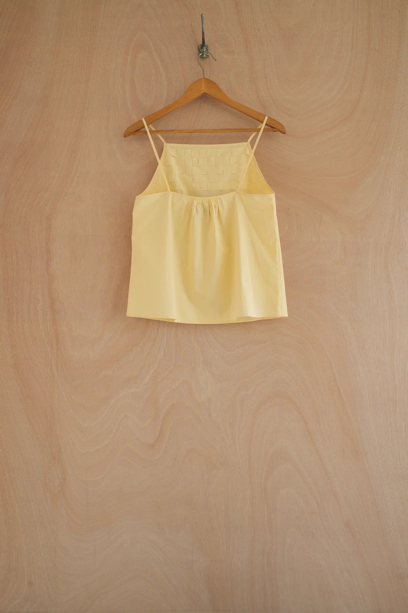 UNISECON Suri top in yellow, back view