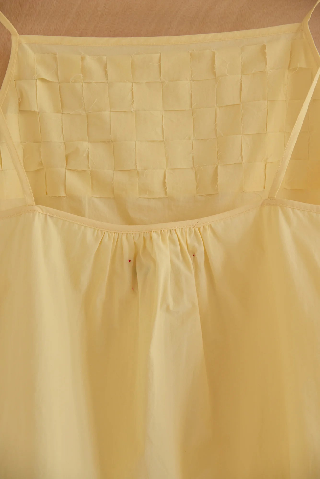 UNISECON Suri top in yellow, detail view
