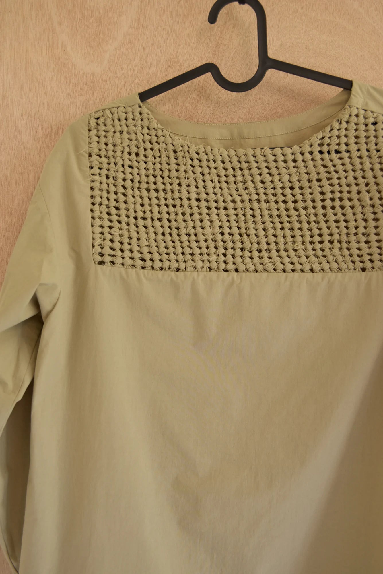 UNISECON Tanner top in taupe, detail view 02