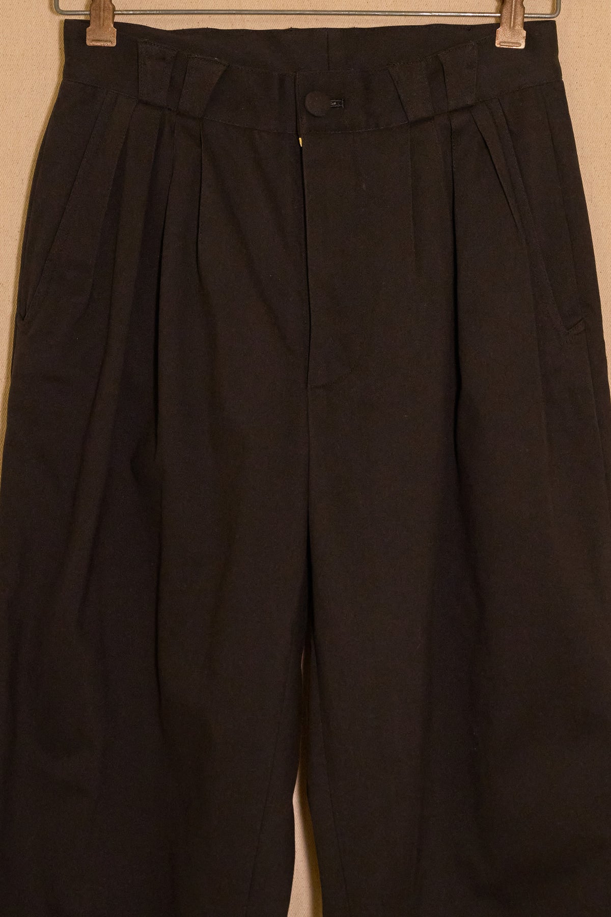 UNISECON Ting pants in black detail view