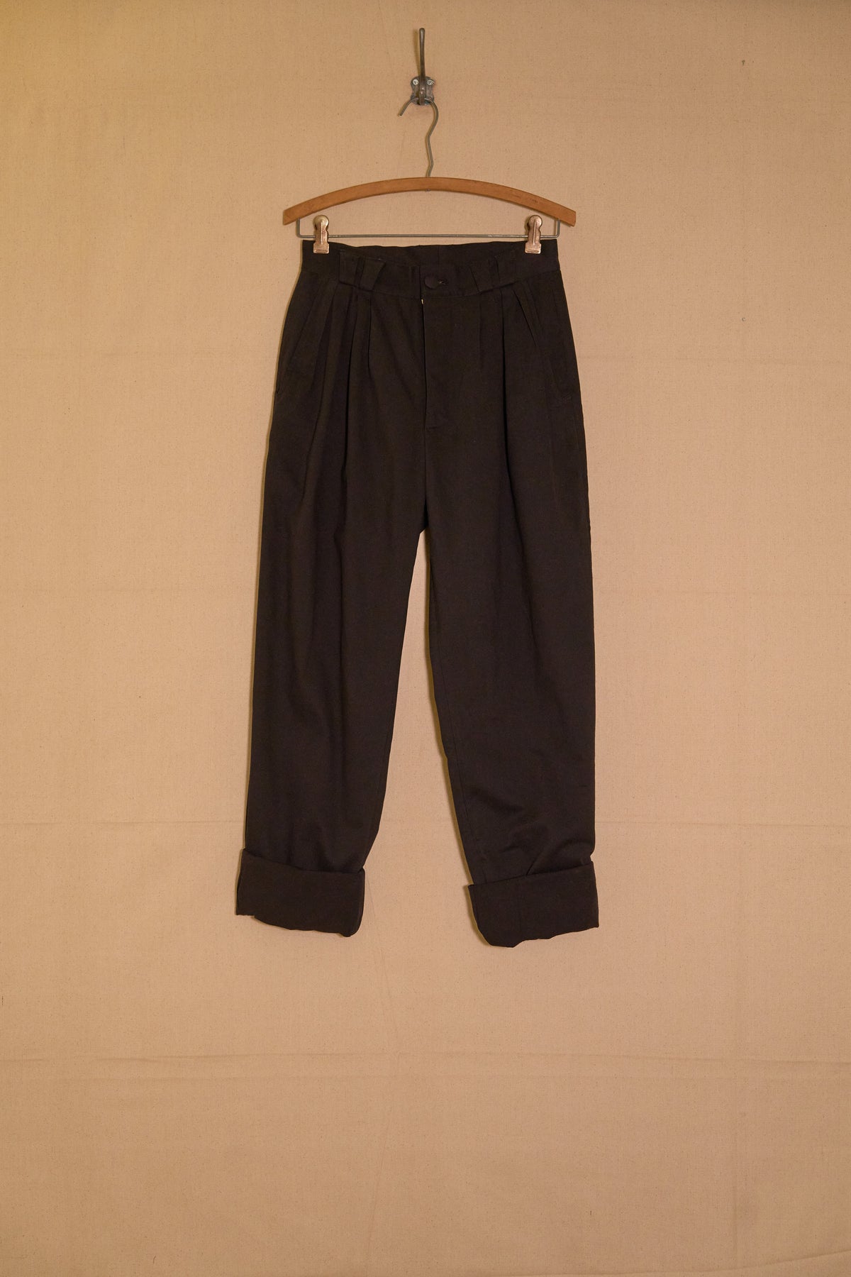 UNISECON Ting pants in black detail view