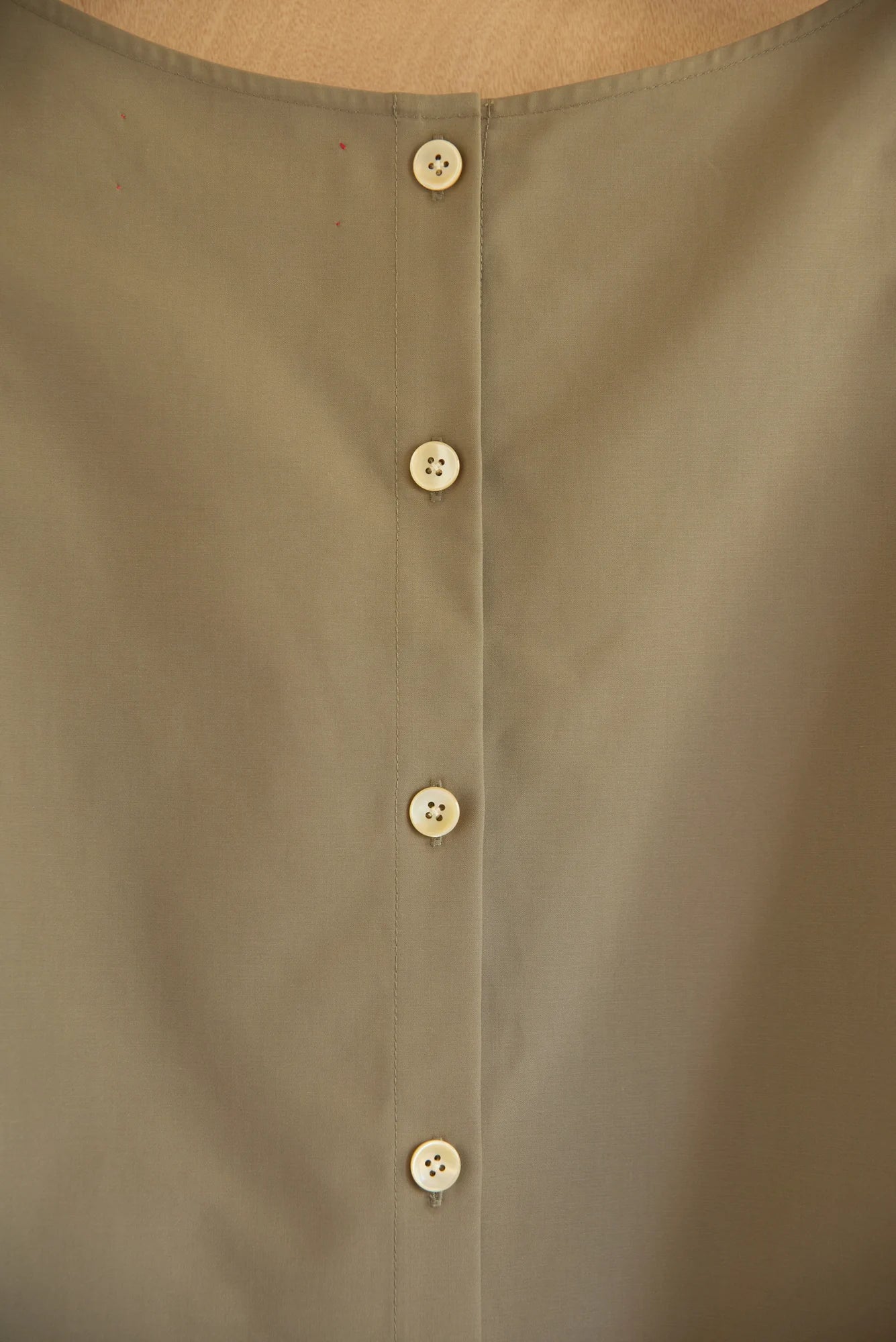 UNISECON Wren top in olive, detail view 01
