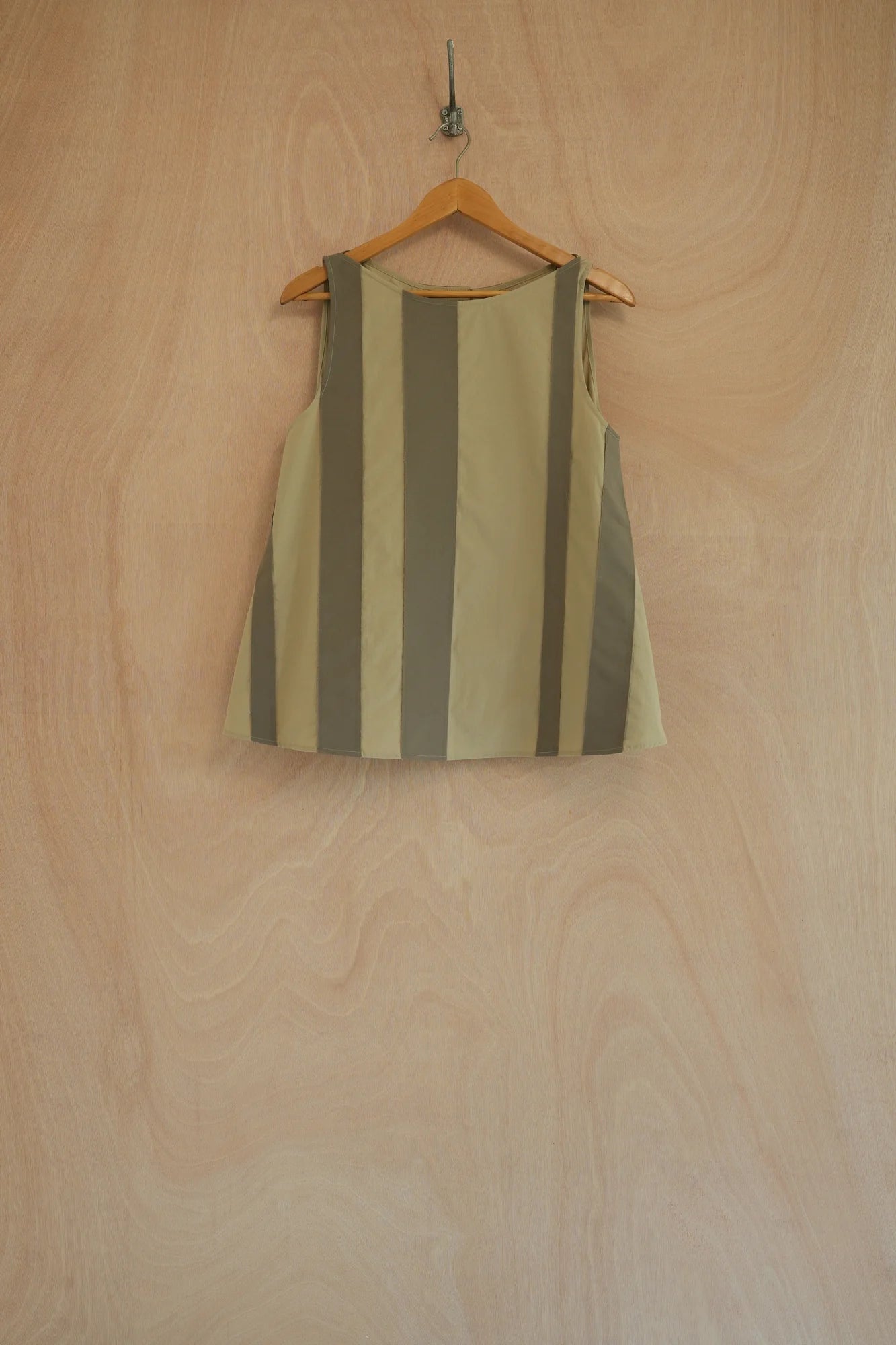 UNISECON Wren top in taupe/olive, back view