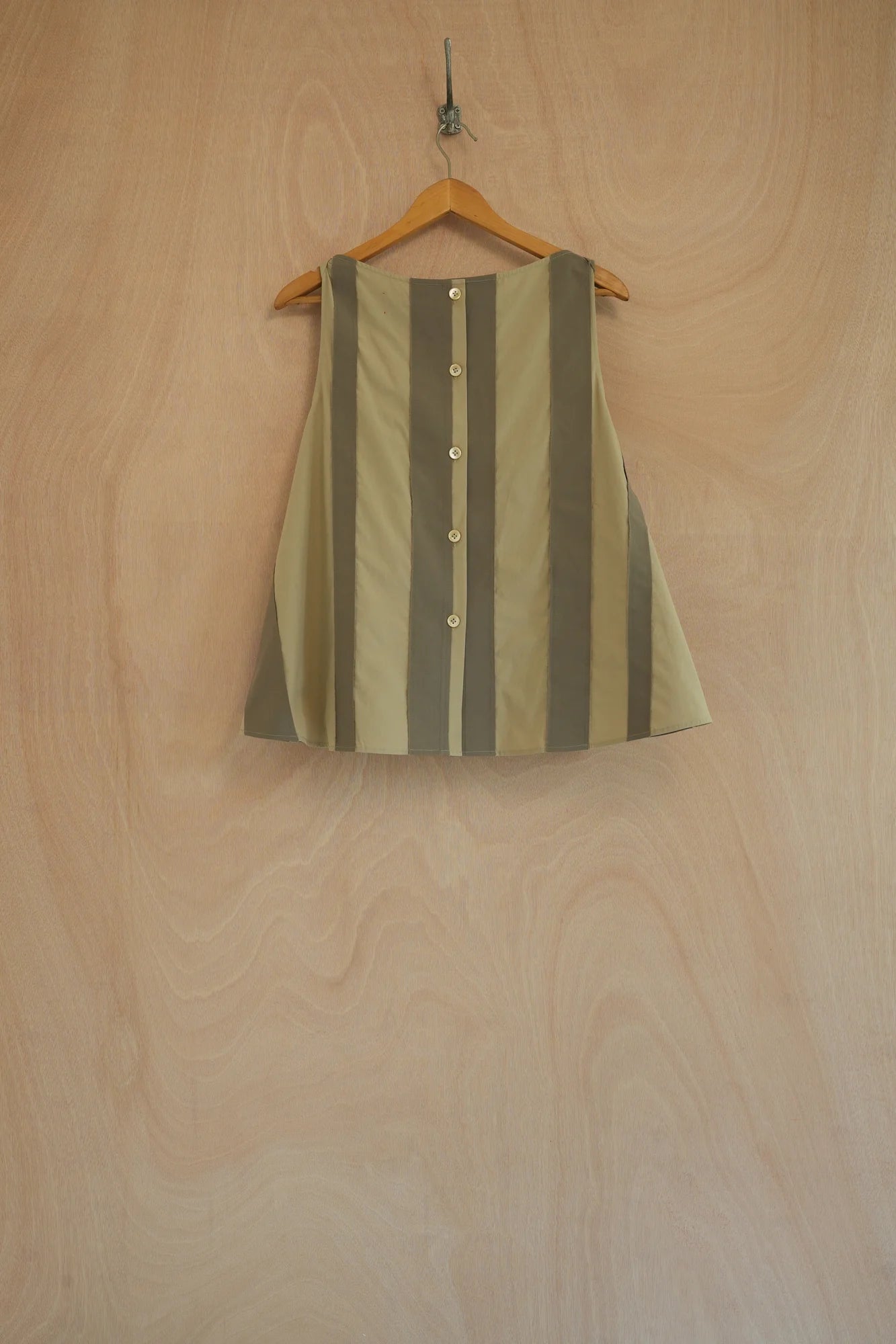 UNISECON Wren top in taupe/olive, front view
