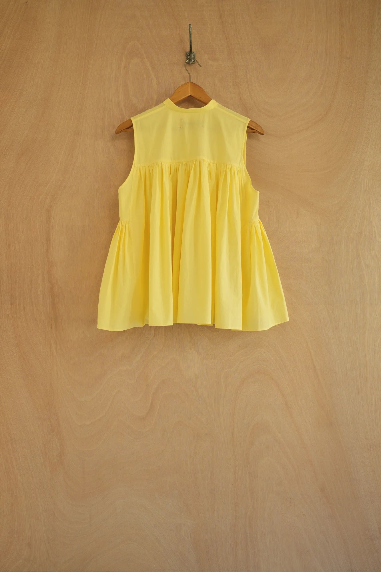 UNISECON Yong top in yellow, back view
