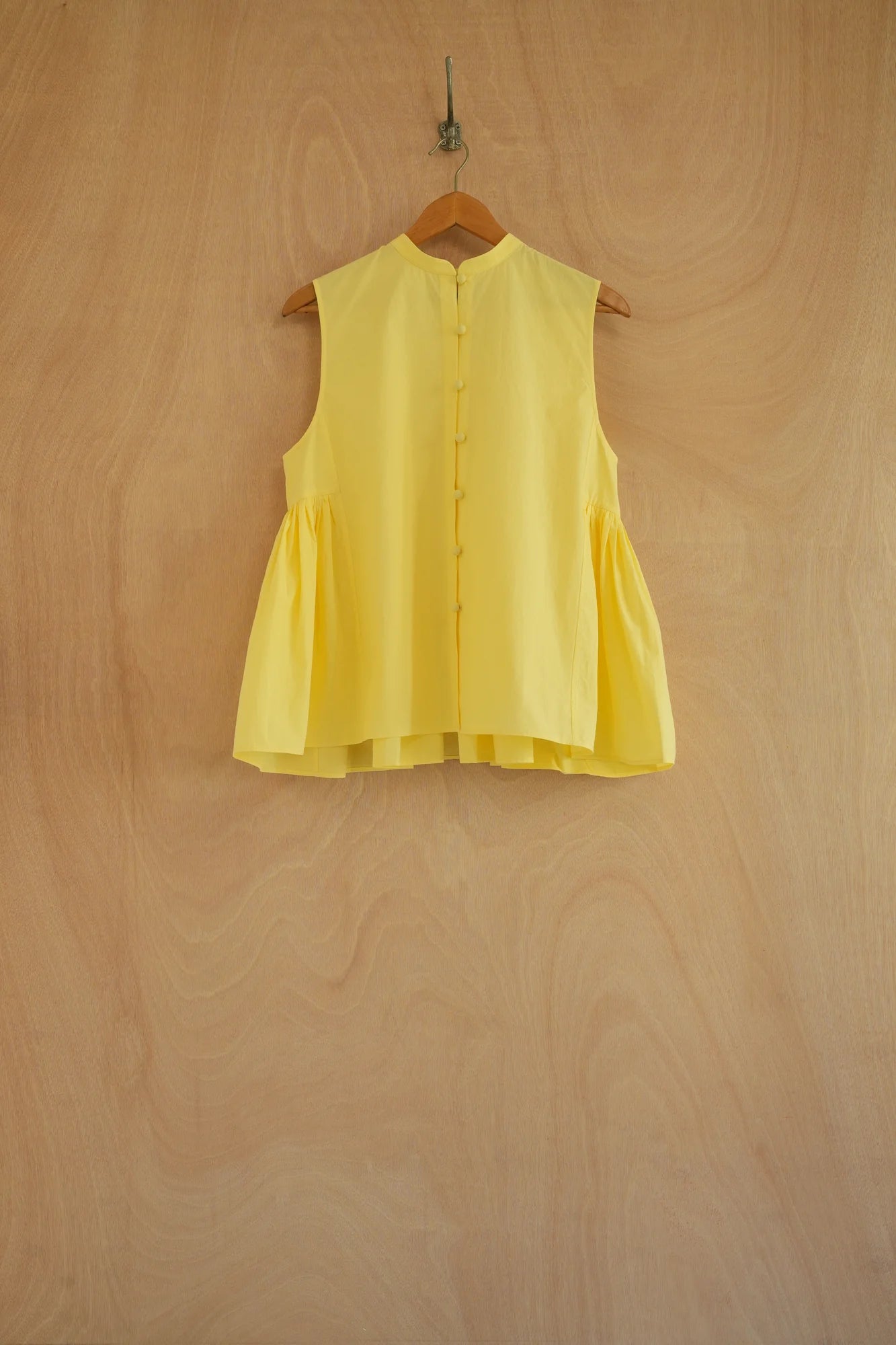 UNISECON Yong top in yellow, front view