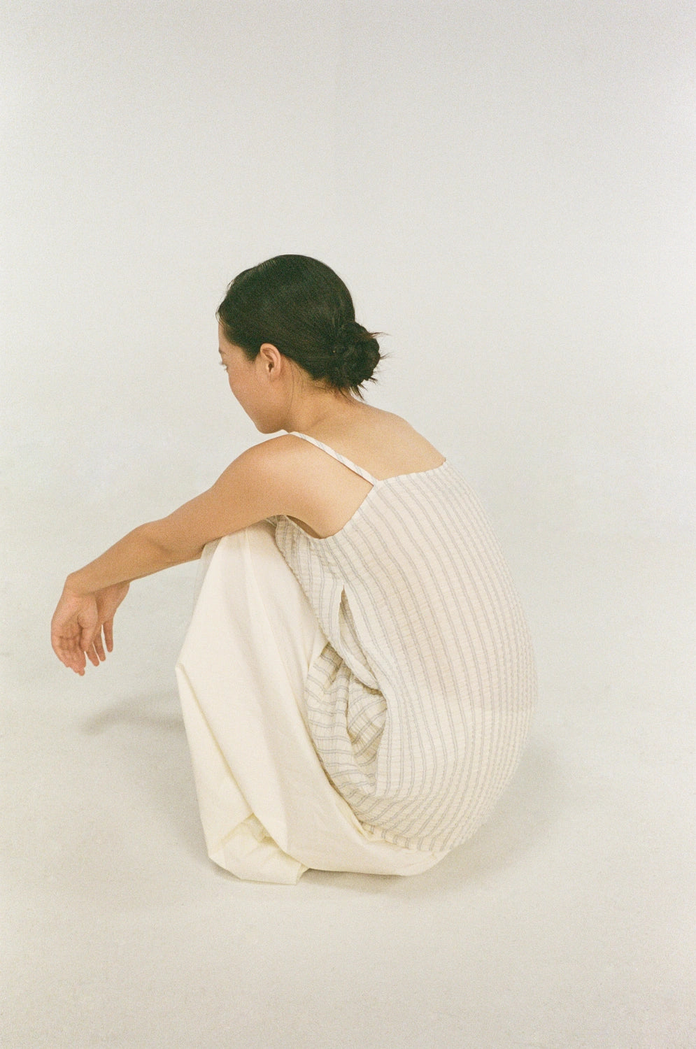 unisecon-zena-dress-white-cotton-linen-front-back-view