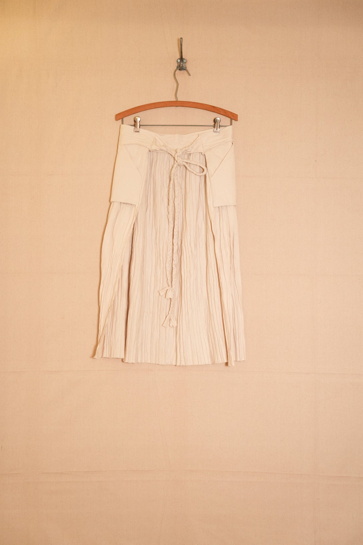 UNISECON Zuri apron in white back view