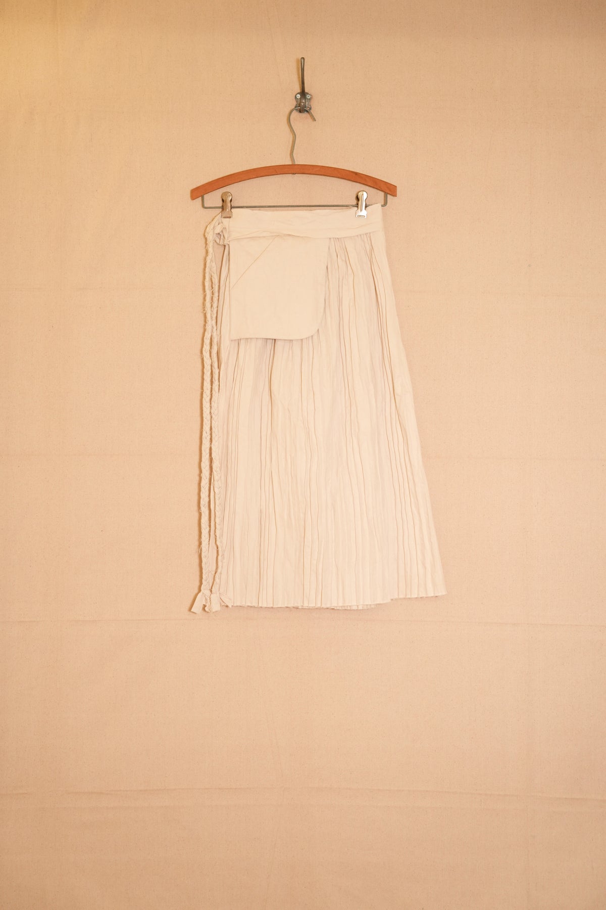 UNISECON Zuri apron in white detail view