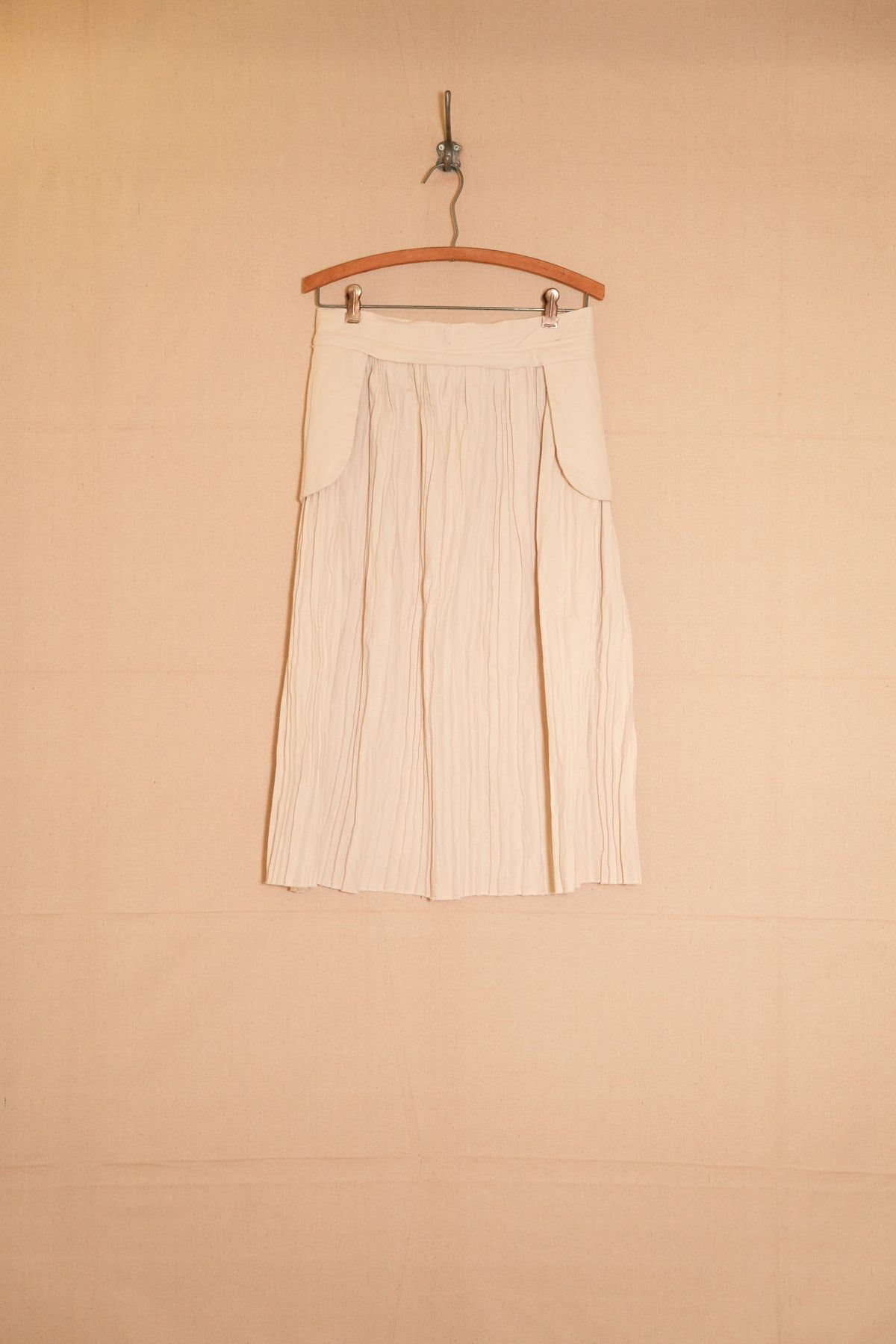 UNISECON Zuri apron in white front view