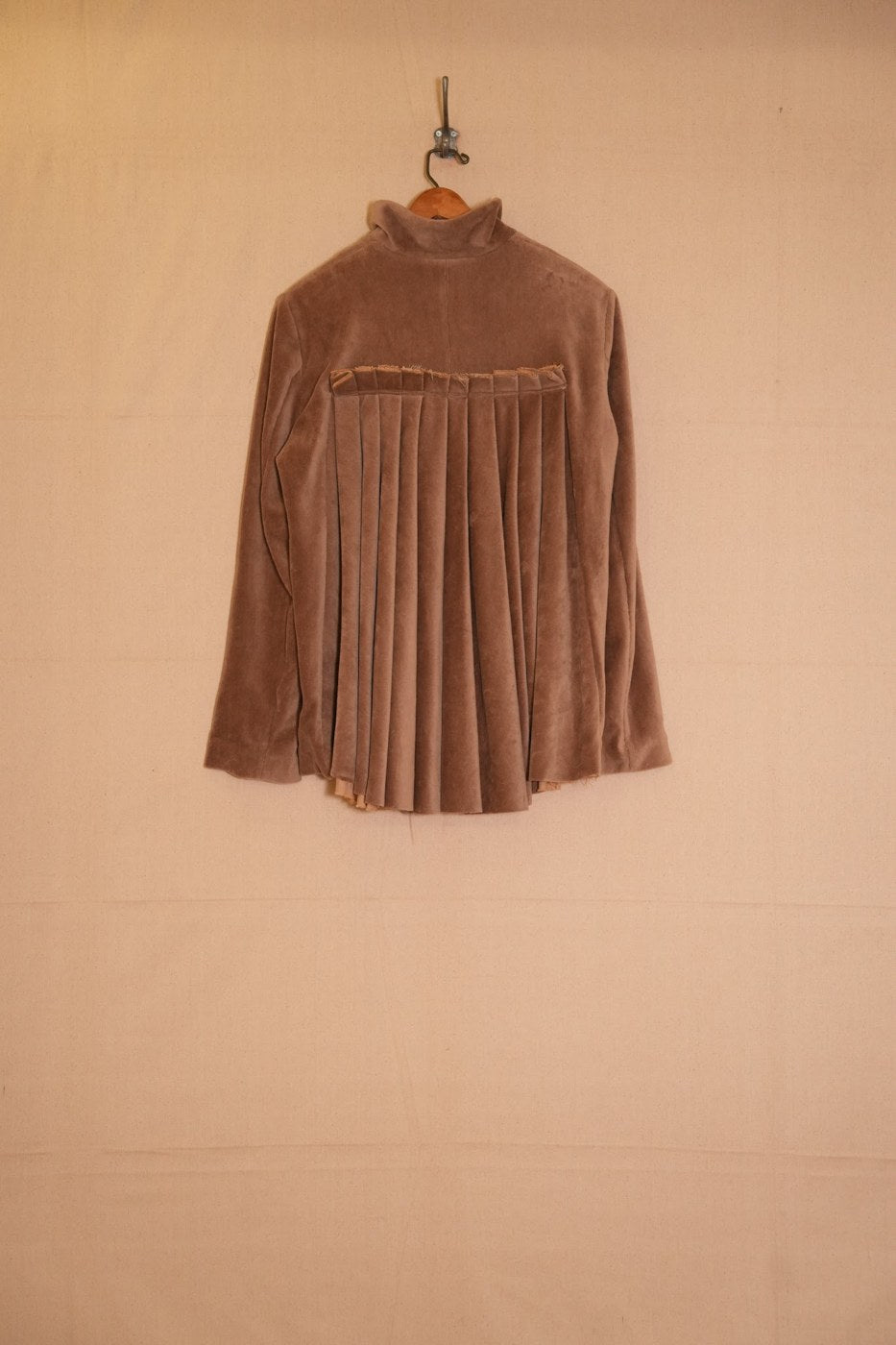 hand-arranged pleats in a brown unisecon top